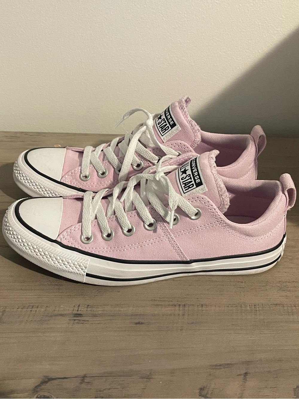 Converse Chuck Taylor Low Top Sneakers 👟 - Picture 2 of 9
